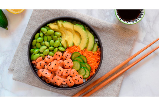 Poké de salmón marinado en maracuyá